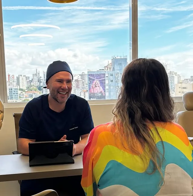 Dr. Alexandre Trindade em atendimento na Clínica Living